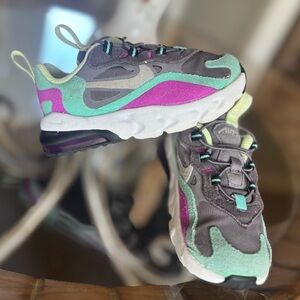 Nike Gray green and Pink Sneakers with Modern Silhouette air7c